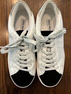 Steve Madden Size 8.5 Sneaker